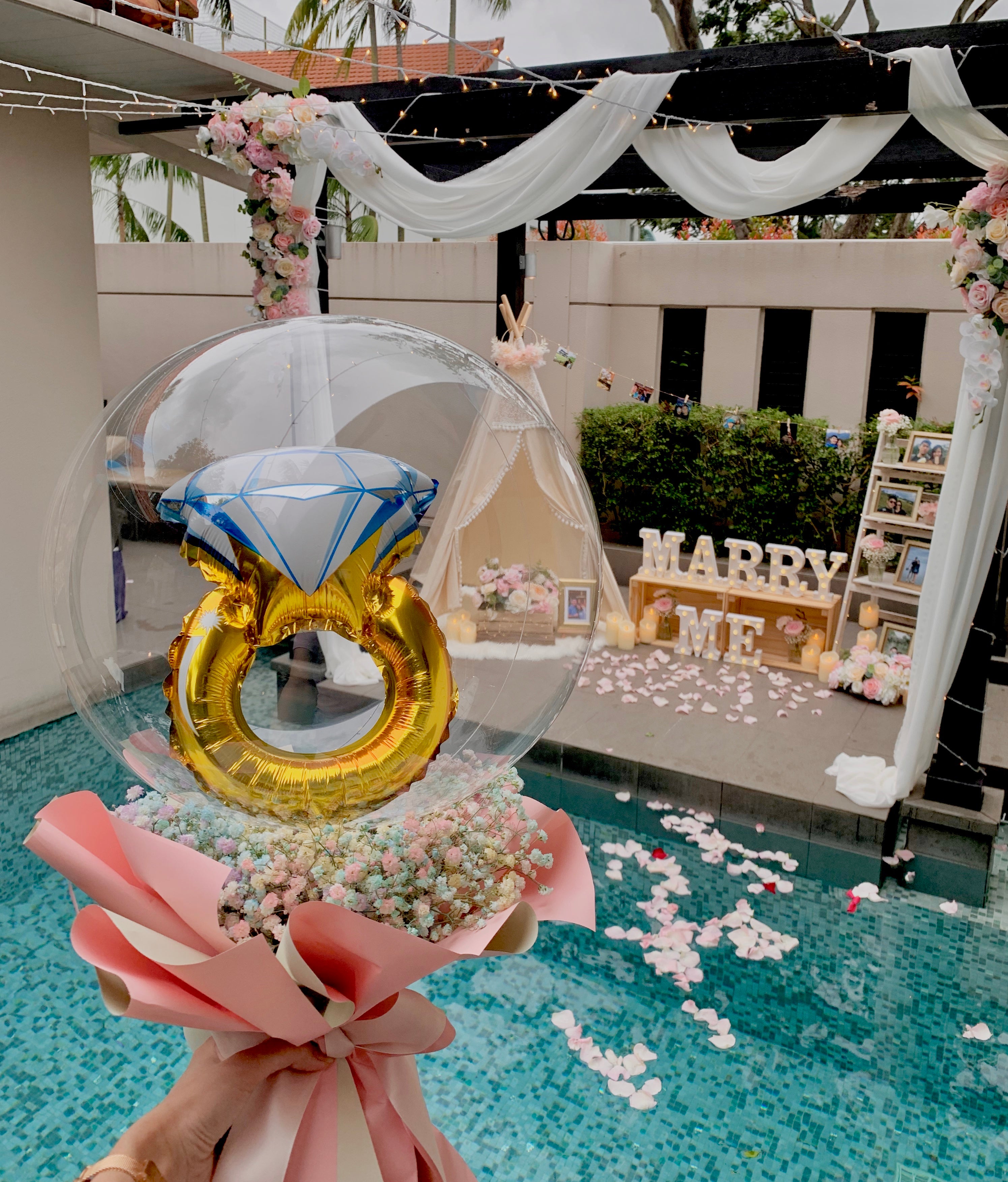 ‘100 Karat’ Ring Balloon w. Baby's Breath Bouquet